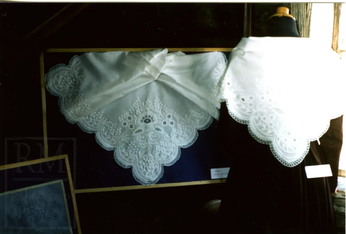 Husflidsarrangement på Hadeland Folkemuseum sommeren 1982.