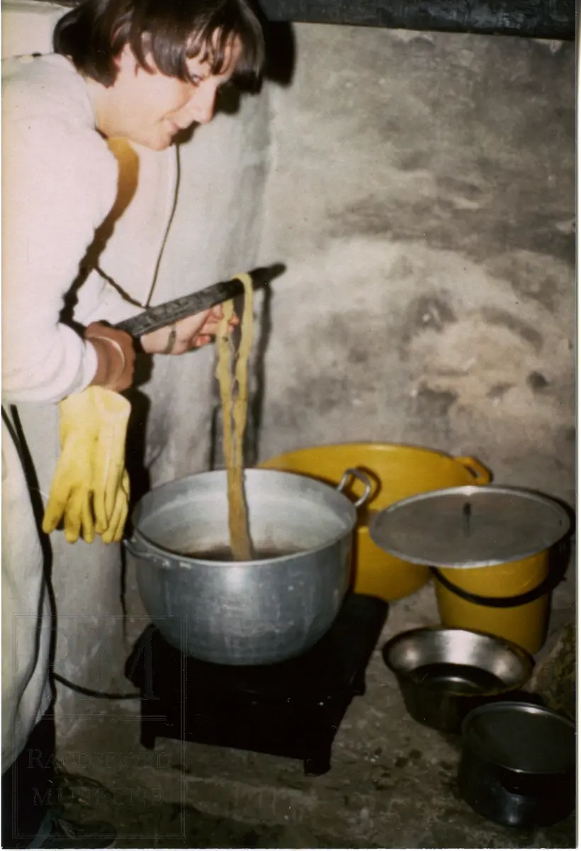 Husflidsarrangement på Hadeland Folkemuseum sommeren 1982.
