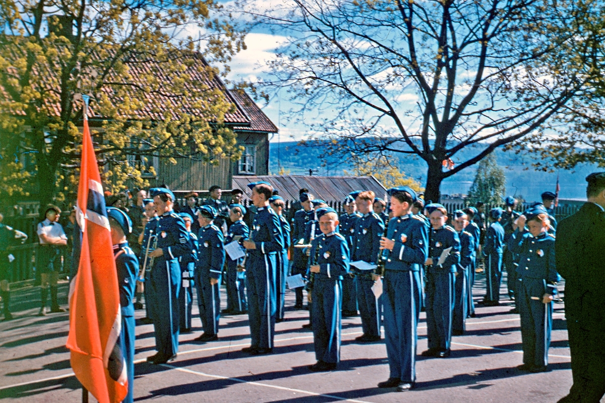 Blåveisene på skoleplassen 17.mai ca. 1960