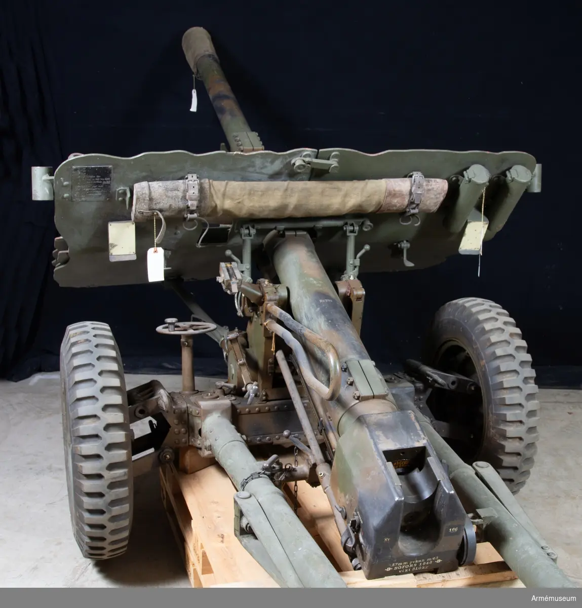 Pansarvärnskanon m/1943, system Bofors, med tillbehör. Vikt: 975 kg. Kaliber: 57 mm. Tillv.nr: 166.
Eldrörets vikt: 310 kg, märkt: 57 mm pvkan m/43 B Bofors 1946 B vikt 310. Stålhjul med halvmassivgummihjul, d:700 mm. V -lavett. Kikarsikte m/1943, Nr:161. Största skottvidd: 8500 m. Rekylkraft: 2100 kg.
Tillbehör: 1 pjäslåda nr: 161 (11 904 62000), 1 pjäsväska nr: 161 (11 904 61000), 1 kikarlåda med kikarsikte m/1943, nr:161. M4805-751011, 1 rengöringskolv, 1 viskare, 1 viskarstång med fodral av väv, 2 draglinor, 1 kapell för pjäs, 1 mynningsskydd av väv, 1 ren av läder med spänne och krok.