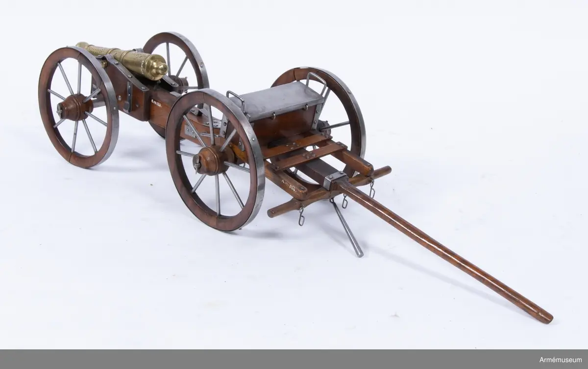 Grupp F I.
Leksak i form av fältkanon, "Le Vengeur", Frankrike.
Består av eldrör, förenklad lavett och förenklad föreställare.
Gåva av Karl XIV Johan till Johan Gustaf von Holst vid tre års ålder.