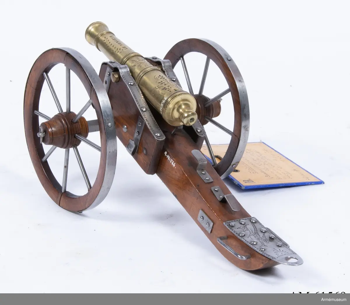 Grupp F I.
Leksak i form av fältkanon, "Le Vengeur", Frankrike.
Består av eldrör, förenklad lavett och förenklad föreställare.
Gåva av Karl XIV Johan till Johan Gustaf von Holst vid tre års ålder.