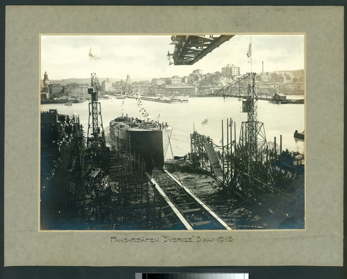 Bilden visar pansarskeppet Sverige under sjösättningen den 3 maj 1915 på Götaverken i Göteborg.