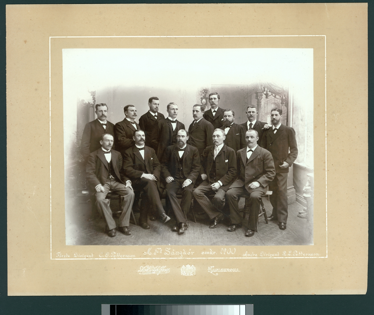 Bilden föreställer en grupportrett med MF:s sångkör omkring år 1900. Förste dirigenten C.O. Pettersson och andre dirigenten R.L. Pettersson är två av personerna på bilden.