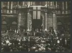 Bilden visar en evenemang i Wien med Österrikets president Michael Hainisch. I centrum på bildens övre del syns en skandinavisk flagga. Förmodligen togs bilden i samband med Axel Åckerbergs utmärkelse med 