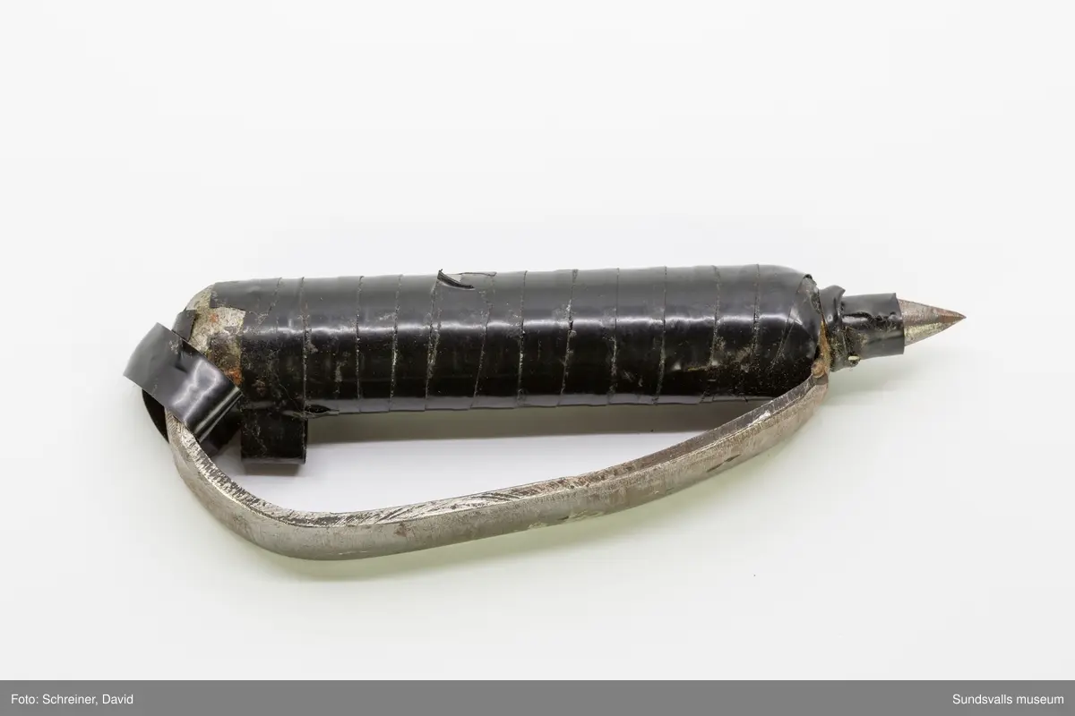 Hemgjort stickvapen. Handtaget lindat med eltejp, handtag i järn