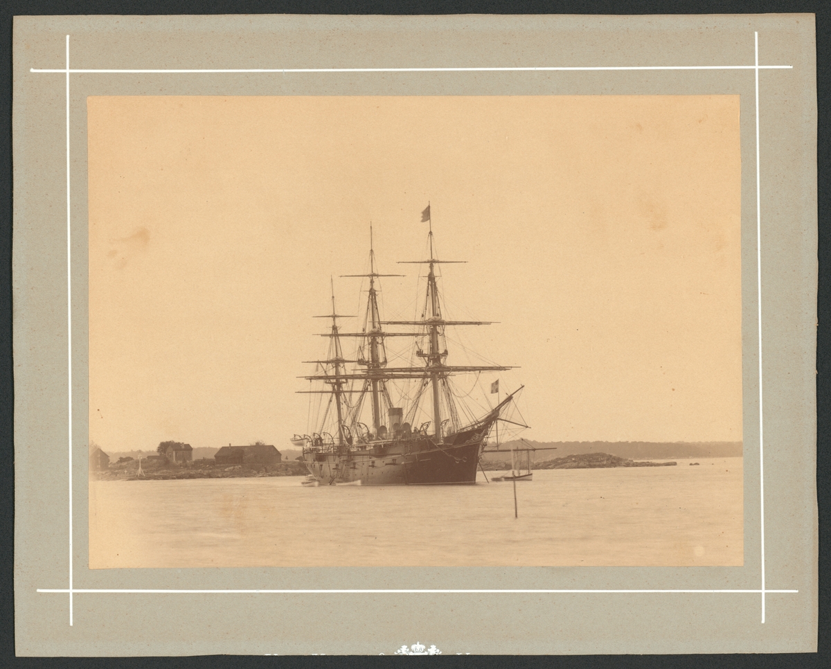 Bilden visar ångkorvetten Freja till ankars i en skärgårdslandskap.