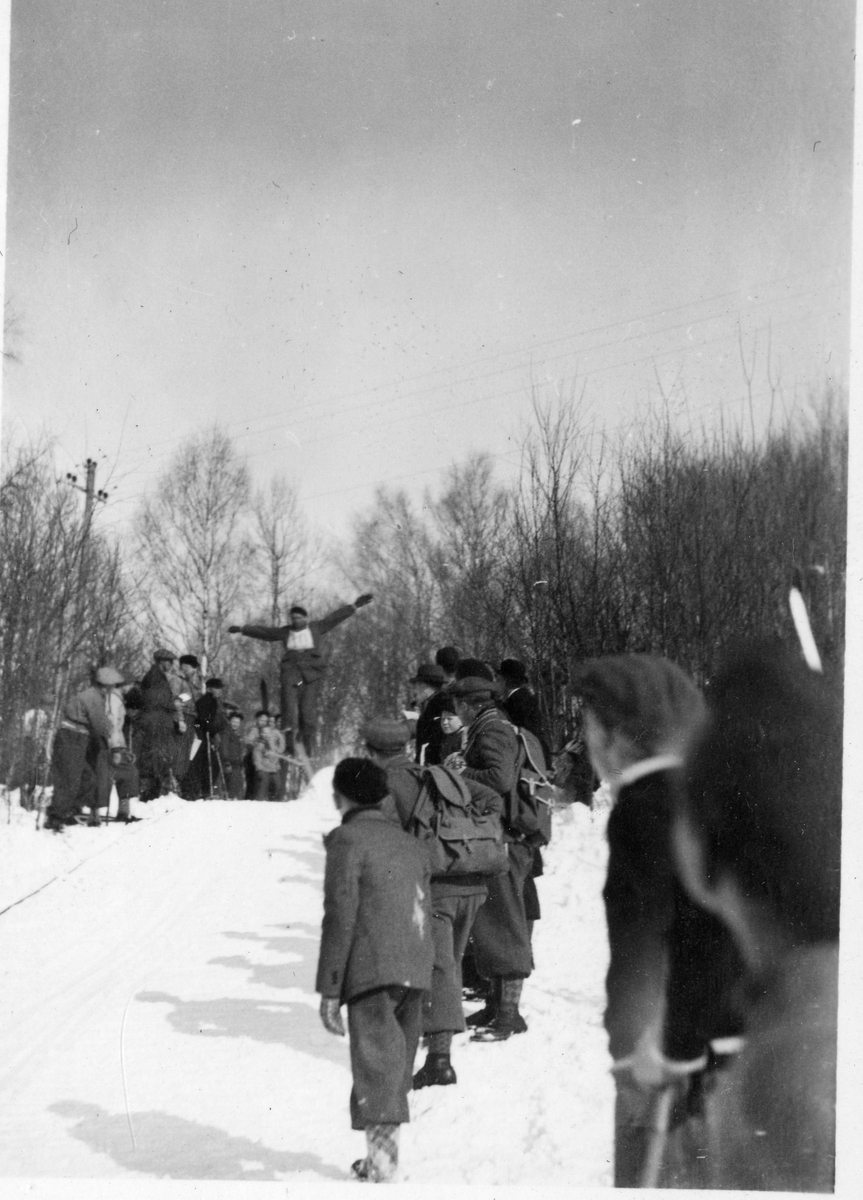 Samling original fotografier (albuminprint) fra Skien aktiemølle. Variert utvalg fotografier, blandt annet fra R. Nyblin. Dokumentasjon av blandt annet industri, bybrannen i 1886, møllebrann i 1906, sentrumsområdet Skien før og etter bybrannen i 1886, og flommen i 1927 med mer.
Serie fotografier fra skihopp og publikum ved hoppbakke.