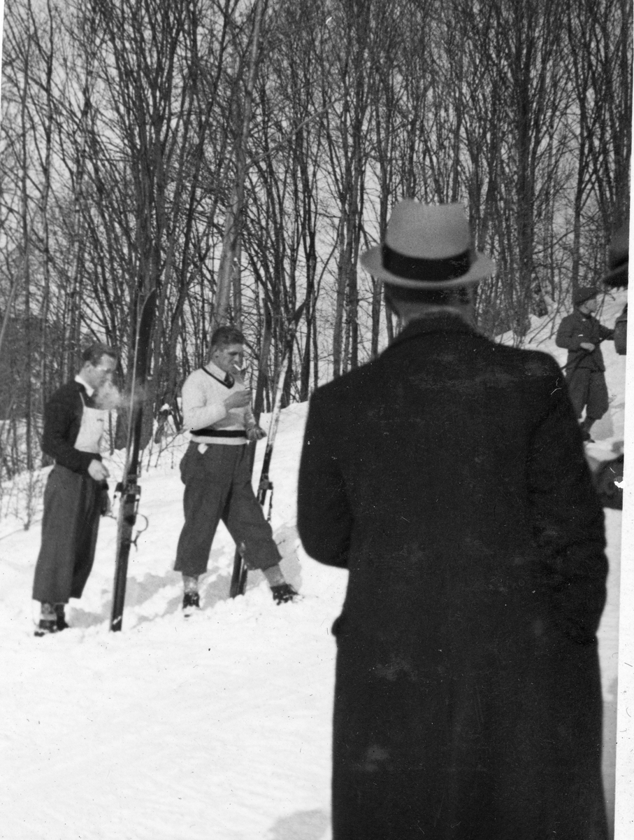 Samling original fotografier (albuminprint) fra Skien aktiemølle. Variert utvalg fotografier, blandt annet fra R. Nyblin. Dokumentasjon av blandt annet industri, bybrannen i 1886, møllebrann i 1906, sentrumsområdet Skien før og etter bybrannen i 1886, og flommen i 1927 med mer.
Serie fotografier fra skihopp og publikum ved hoppbakke.