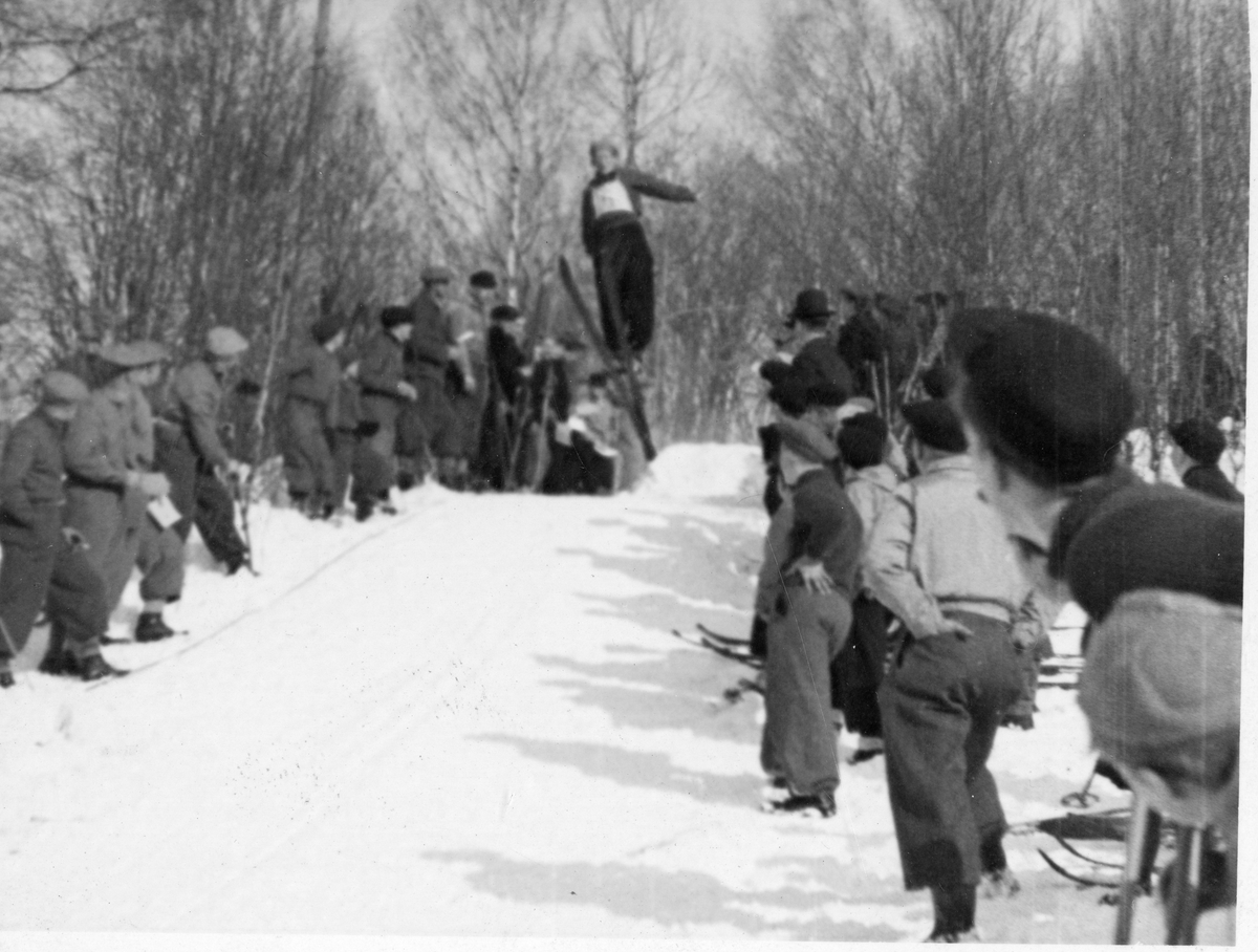 Samling original fotografier (albuminprint) fra Skien aktiemølle. Variert utvalg fotografier, blandt annet fra R. Nyblin. Dokumentasjon av blandt annet industri, bybrannen i 1886, møllebrann i 1906, sentrumsområdet Skien før og etter bybrannen i 1886, og flommen i 1927 med mer.
Serie fotografier fra skihopp og publikum ved hoppbakke.