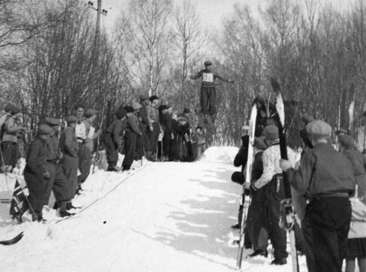 Samling original fotografier (albuminprint) fra Skien aktiemølle. Variert utvalg fotografier, blandt annet fra R. Nyblin. Dokumentasjon av blandt annet industri, bybrannen i 1886, møllebrann i 1906, sentrumsområdet Skien før og etter bybrannen i 1886, og flommen i 1927 med mer.
Serie fotografier fra skihopp og publikum ved hoppbakke.