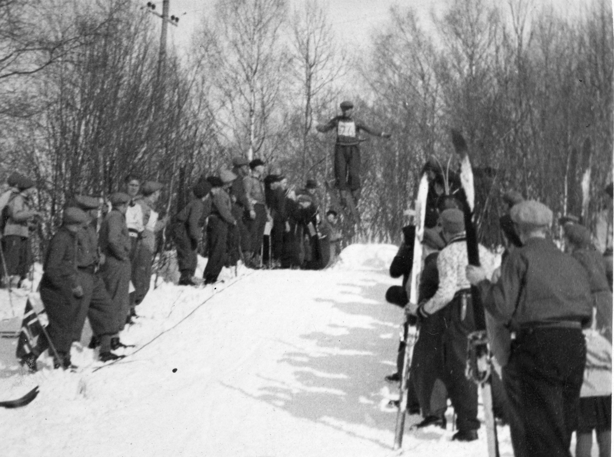 Samling original fotografier (albuminprint) fra Skien aktiemølle. Variert utvalg fotografier, blandt annet fra R. Nyblin. Dokumentasjon av blandt annet industri, bybrannen i 1886, møllebrann i 1906, sentrumsområdet Skien før og etter bybrannen i 1886, og flommen i 1927 med mer.
Serie fotografier fra skihopp og publikum ved hoppbakke.