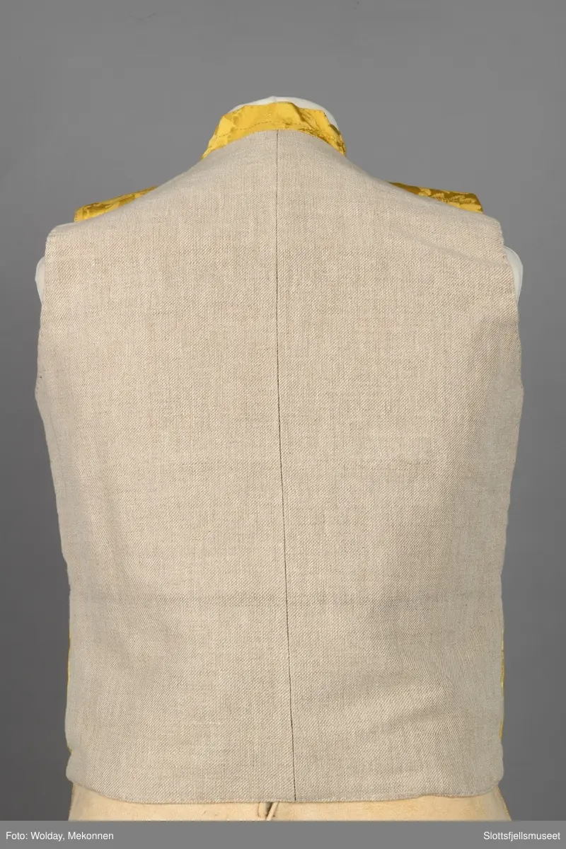 Vest til Vestfoldbunad. Innvendig fôret med lin. 