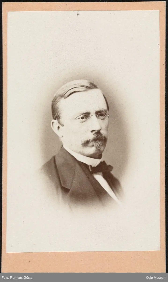 portrett, mann, vignettert brystbilde
