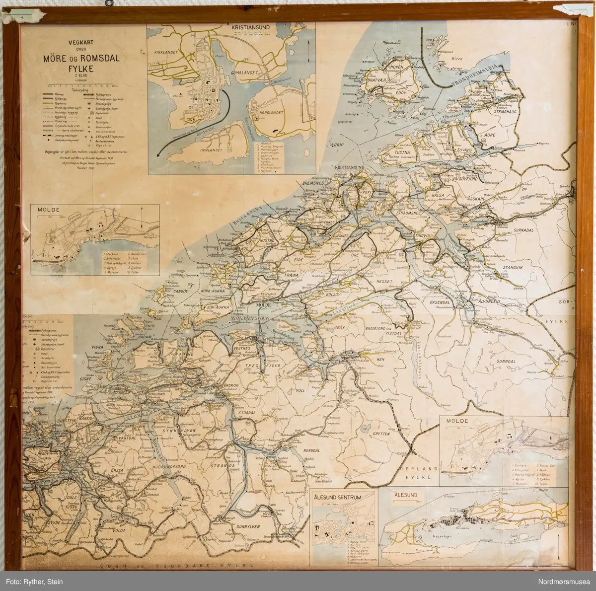 Veikart over Møre og Romsdal fylke i ramme. 1:200 000. Utarbeidet av Møre og Romsdal vegkontor 1938. Revidert 1950.