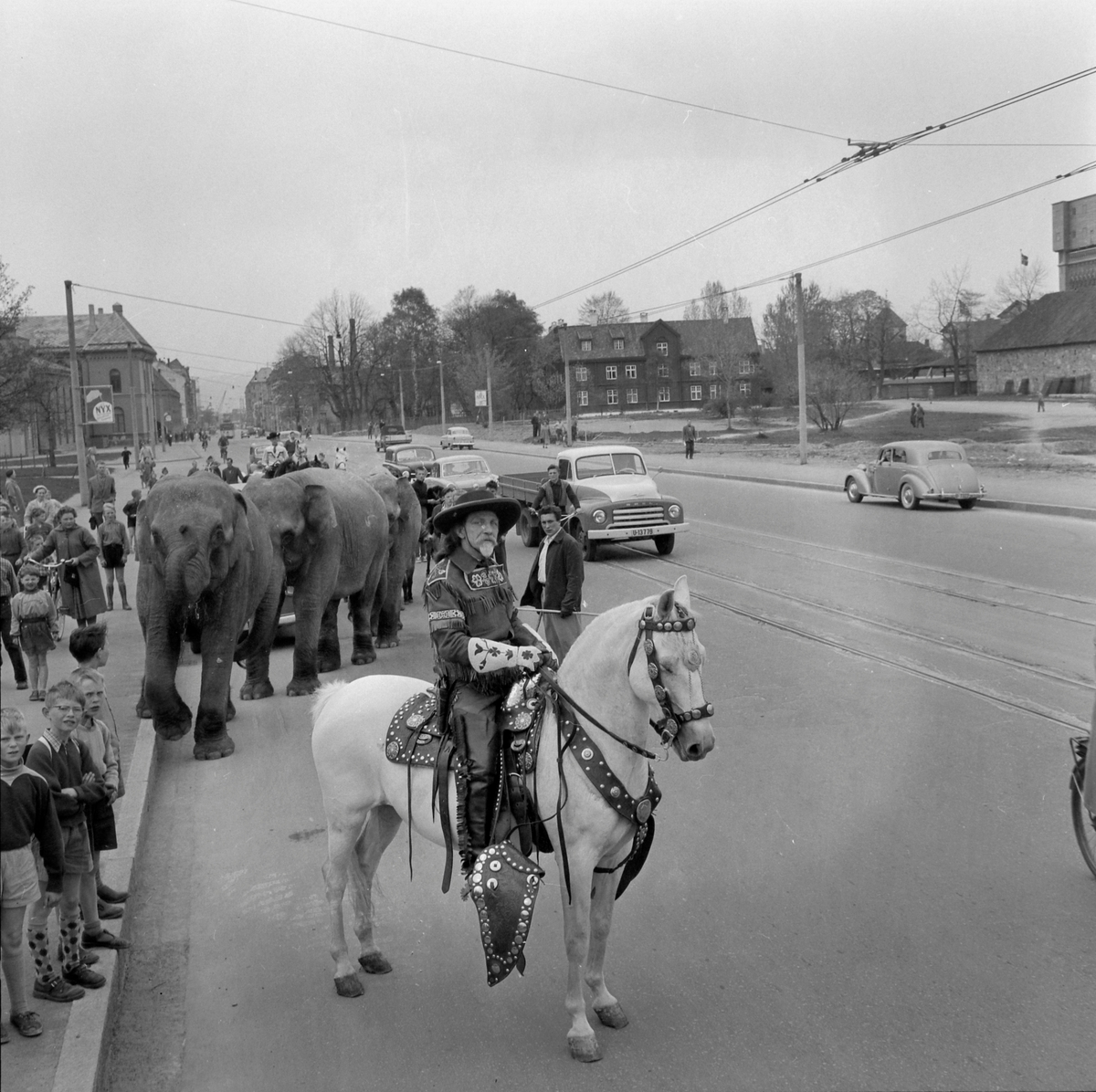 Cirkus Berny i byen. Buffalo Bill i Prinsens gate og på Elgeseter bru