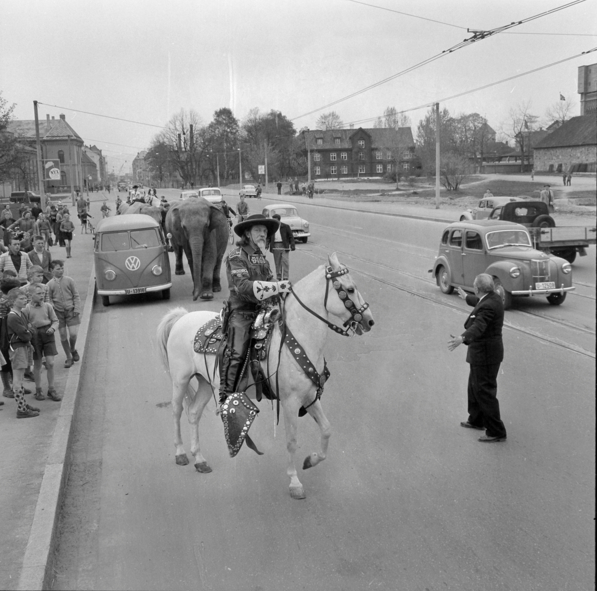 Cirkus Berny i byen. Buffalo Bill i Prinsens gate og på Elgeseter bru