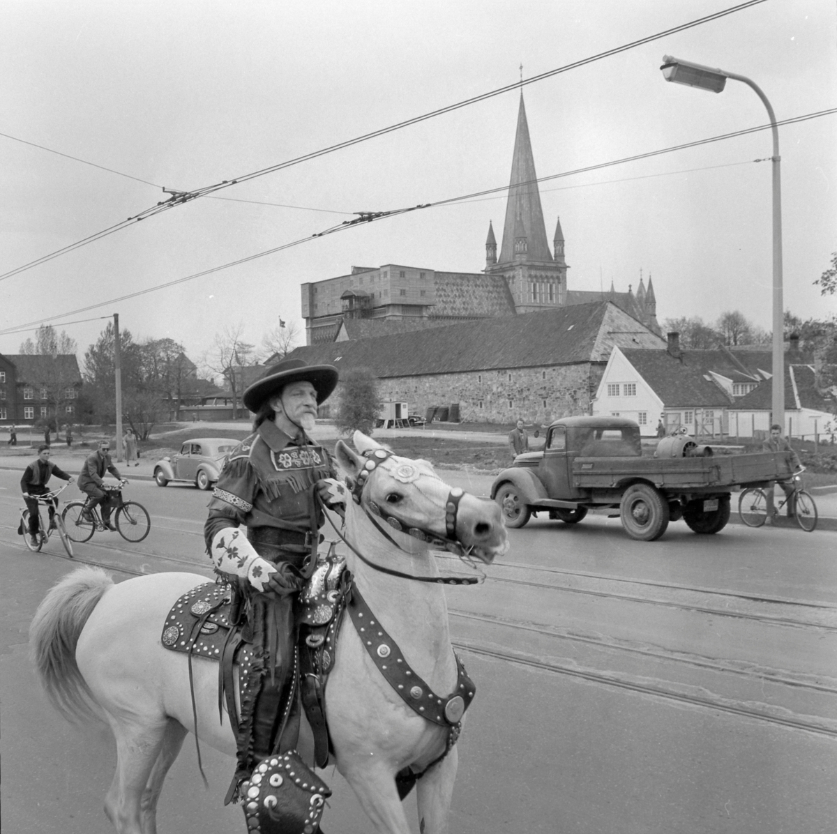Cirkus Berny i byen. Buffalo Bill i Prinsens gate og på Elgeseter bru