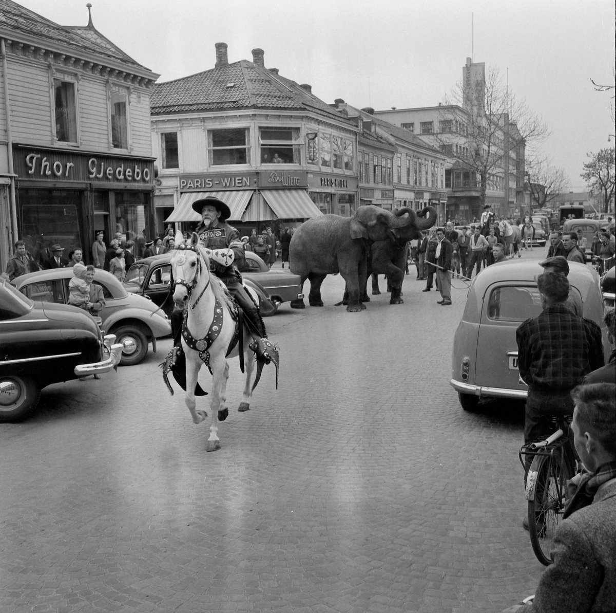 Cirkus Berny i byen. Buffalo Bill på Nordre