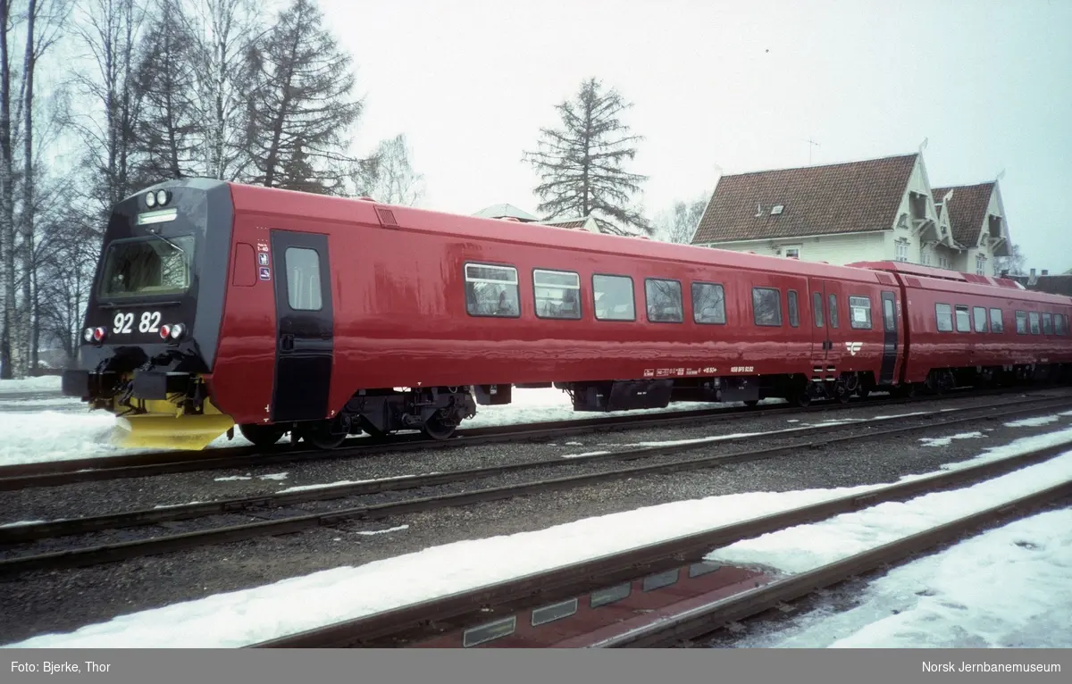 Motorvognsett type 92 med styrevogn 92 82 nærmest i ekstratog for NJK på Flisa stasjon