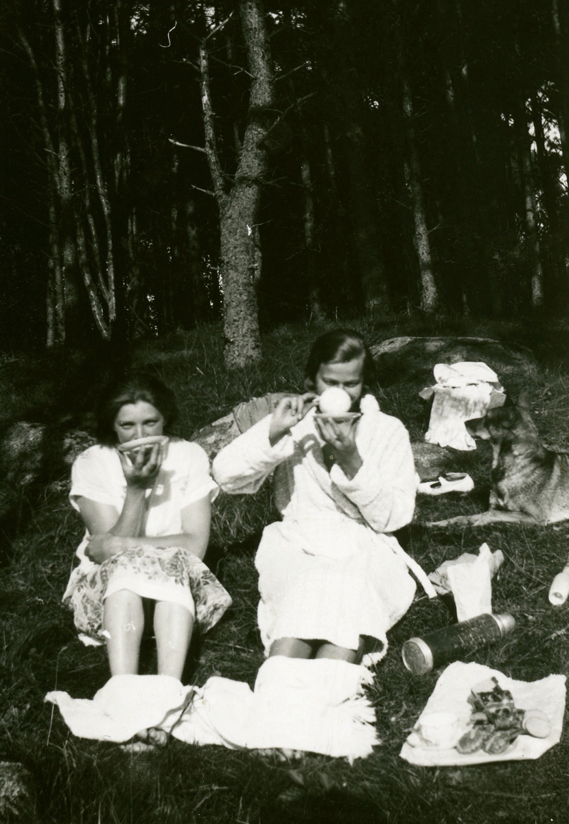 Systrarna Astrid (1907 - 1994, gift Jägerström) och Ingeborg Gustafsson (1901 - 1987, gift Johansson) sitter och fikar på tomten, Kållered Stom "Nygård", okänt årtal.