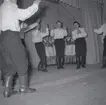 Bild tagen i samband med flyktingar ifrån Ungern 1956. Män som dansar. Förmodligen i Godtemplargården i Borgholm. Hösten 56 - våren 57.