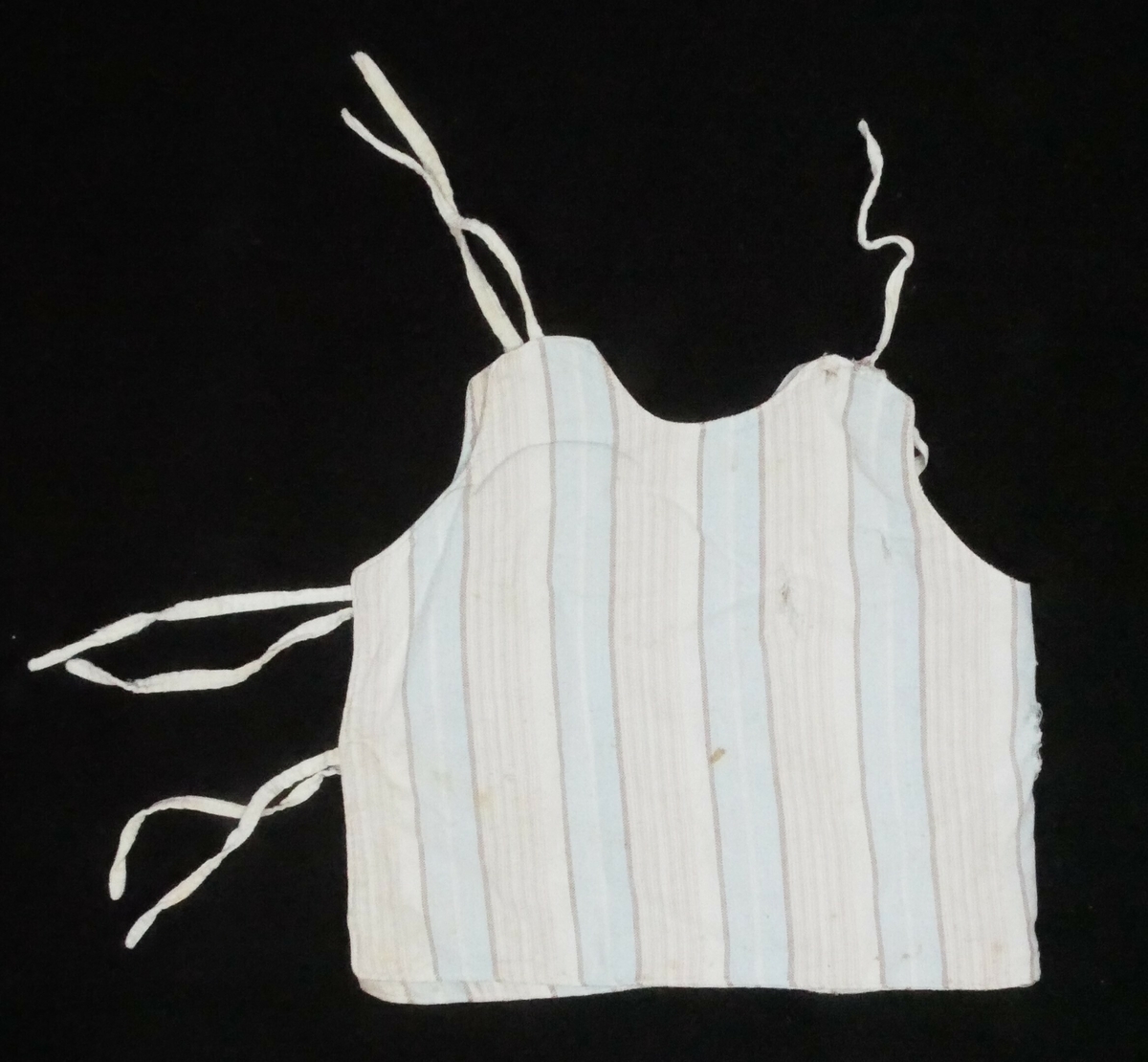 Ermelaus skjorte med rund hals og fire tråder til knyting i siden og på skuldrene. 