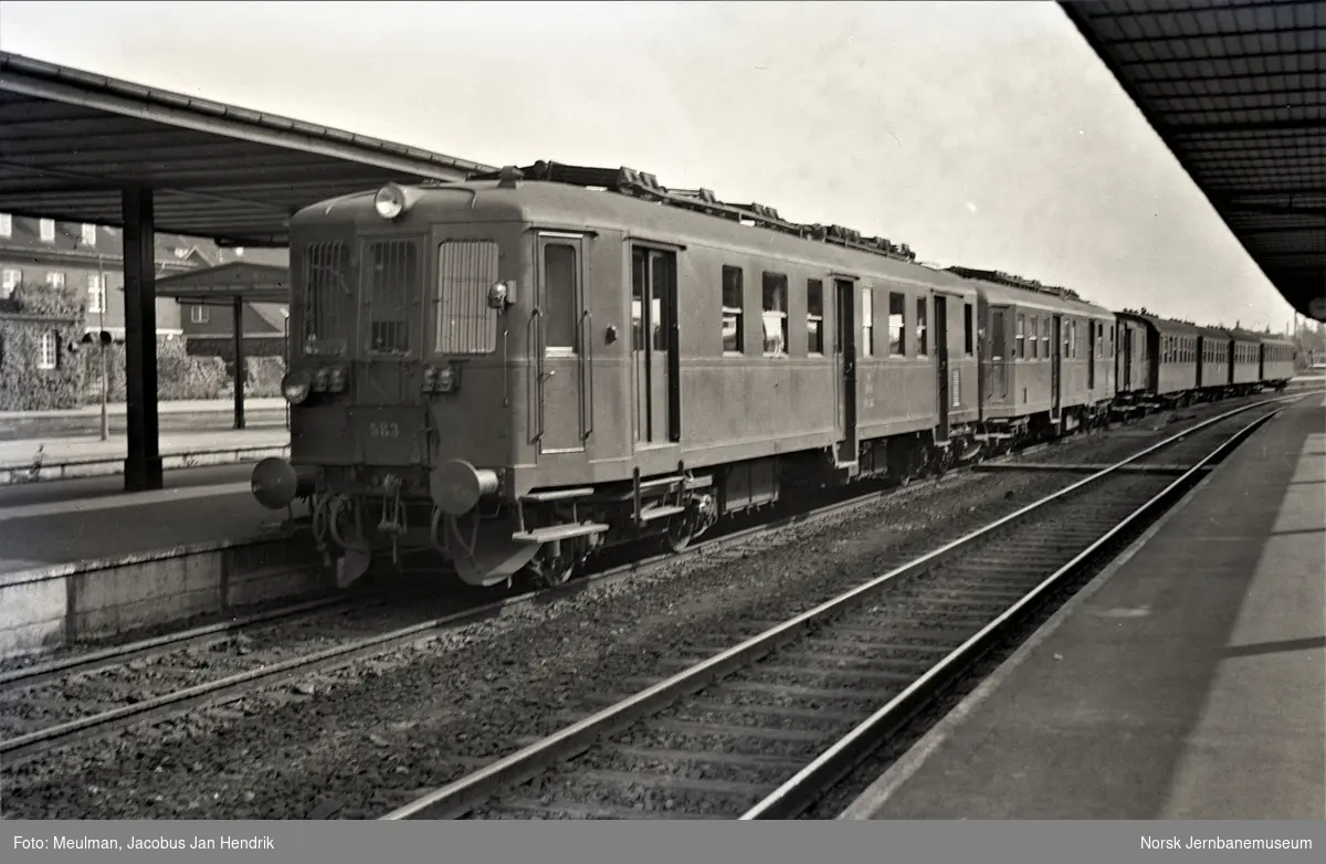 DSB dieselmotorvogner litra Mo med persontog til Aarhus på Horsens stasjon