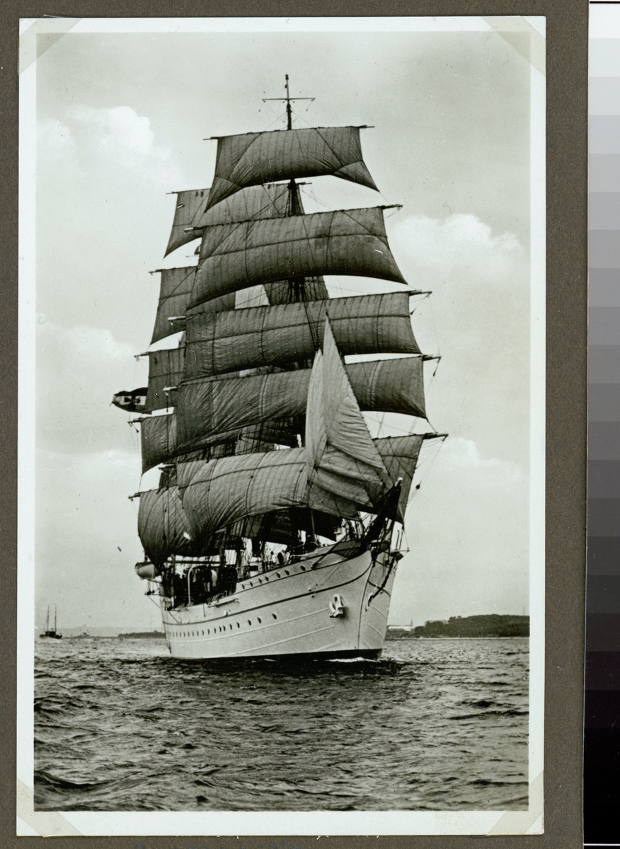 Bilden visar det tyske skolskepp Gorch Fock till havs.
