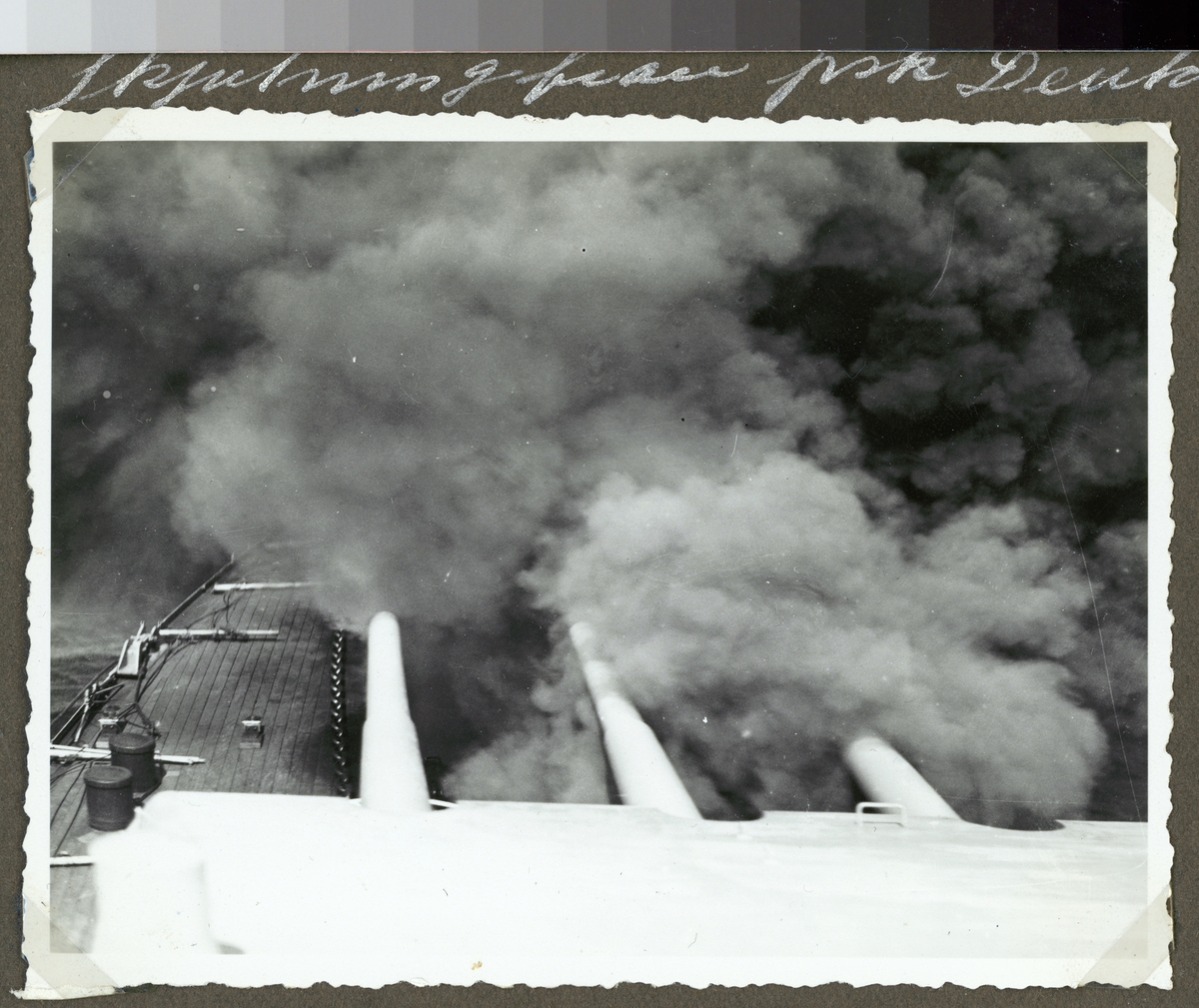 Kanonerna på ett trippeltorn har precist avlossats på pansarskeppet Deutschland.