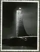 Bilden visar den marina minnesmärken i Kiel/Laboe på natten. Det pågår en ceremonie som kallas för 