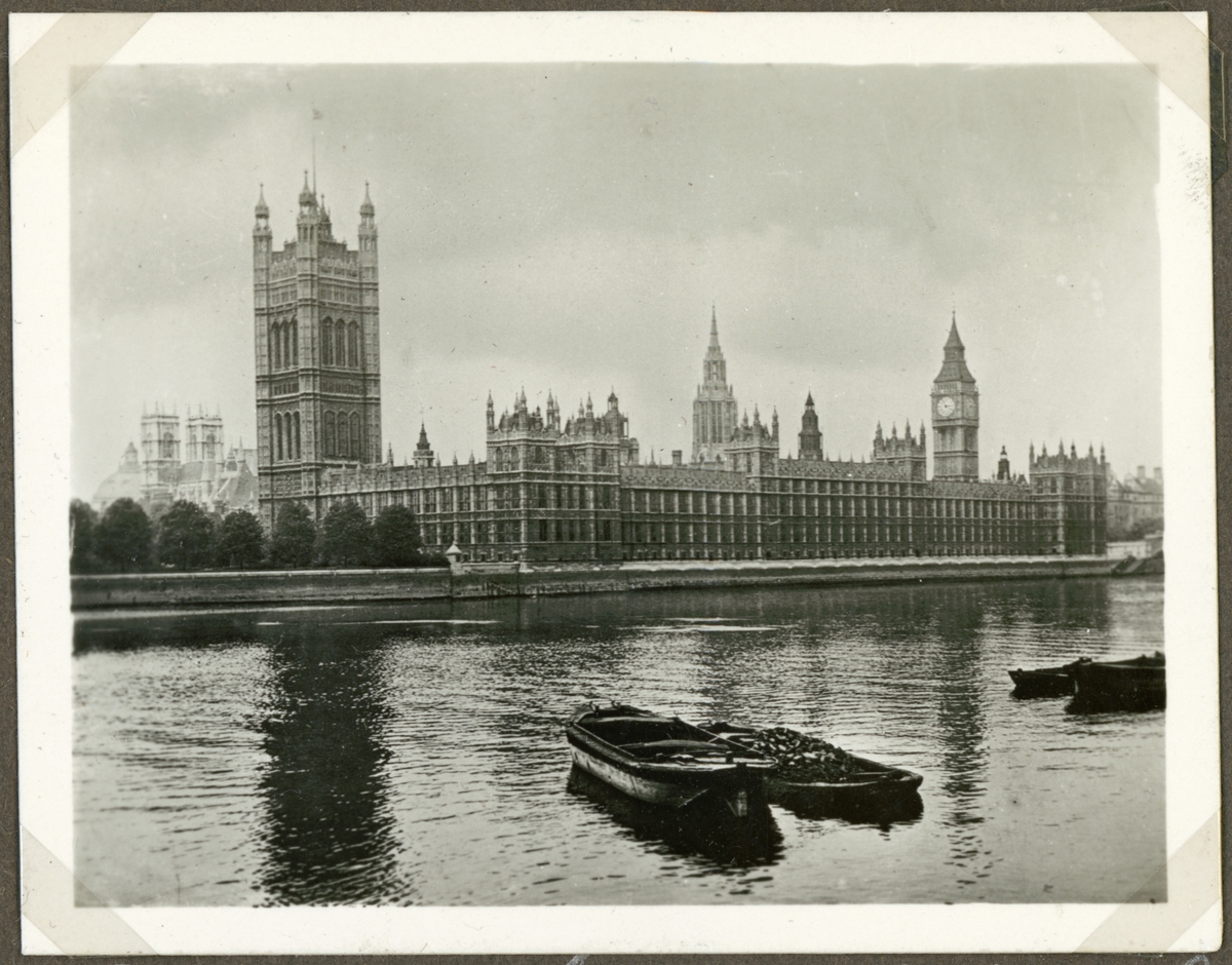 Bilden visar Westminsterpalatset med några roddbåtar på Themsen i Westministerpalatsetn.