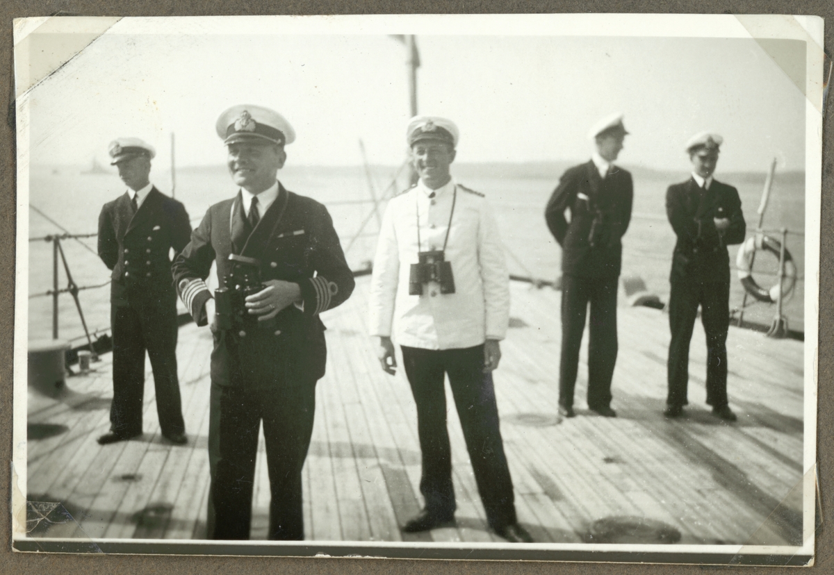 Bilden visar fartygschefen och sekonden på flygplanskryssaren Gotland 1936.