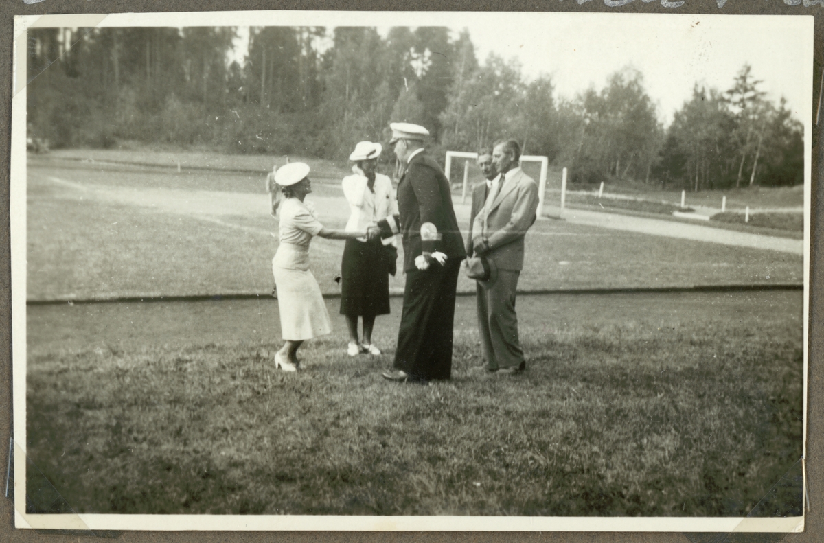 Sickan Carlsson var ända från skådespelardebuten på 1930-talet en folkkär svensk film- och revyaktör.