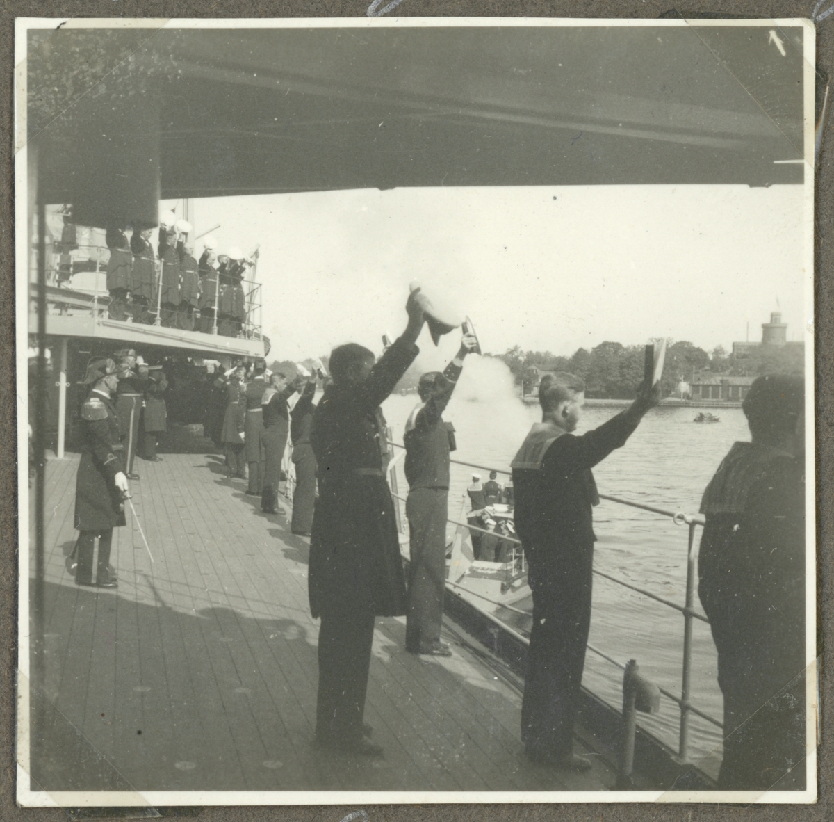 Bilden visar manskapet ombord på Gotland som hälsar kungen Gustav V.
