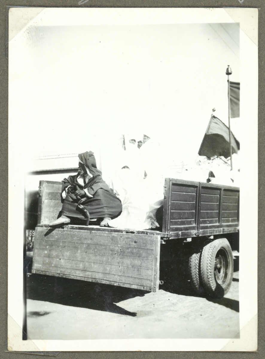 Bilden visar pilgrimer på en lastbilsflak.