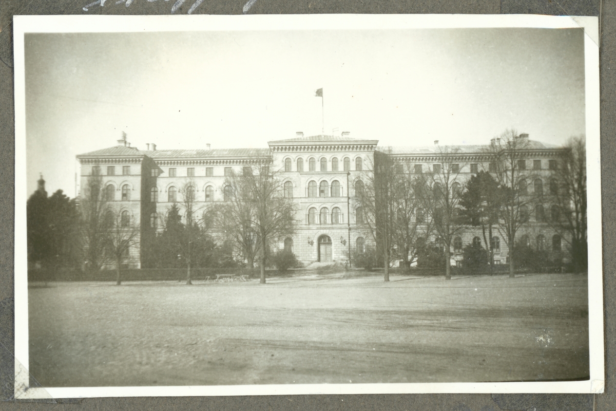 På bilden syns den gamla skeppsgossekasernen i Karlskrona. Den användes som museibyggnad för Marinmuseum från 1952 till 1997.