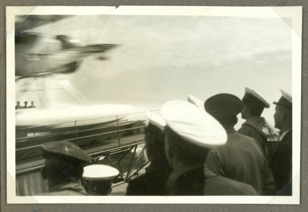 Besättningen på flygplanskryssaren Gotland titta på när ett sjöflygplan skjuts iväg med katapult.