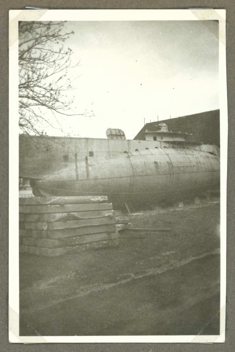 Bilden visar Sveriges första ubåt på sin gamla uppställningsplats inom örlogsvarvet.