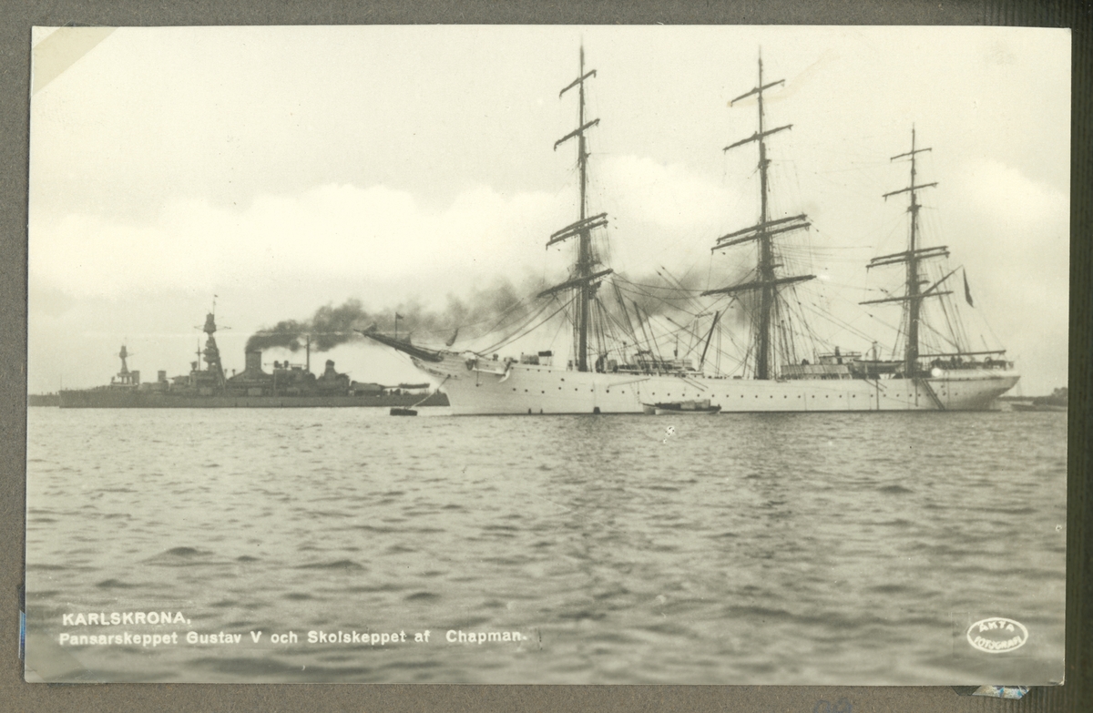 Bilden visar skeppsgossefartyget af Chapman och pansarskeppet Gustaf V till ankars i Karlskrona.
