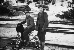 Rolf Breili og Olav Breili på dresin, på Rallerud.