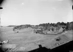 Utsikt från herrgårdstaket över Vallby friluftsmuseum i Västerås.