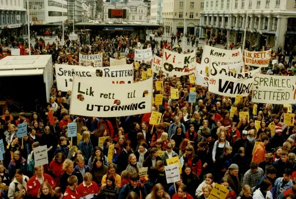Foto frå ein læremiddelaksjon i Bergen i 1997, då hundrevis av elevar demonstrerte for retten til læremiddel på nynorsk.