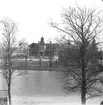 Tvåvånings villa med torn och stor veranda, notarie Ossian Adlers villa i Örnsro, byggd år 1900.
Villa Örnsro alternativt Adlers Café.

Stereofotografi.