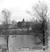 Tvåvånings villa med torn och stor veranda, notarie Ossian Adlers villa i Örnsro, byggd år 1900.
Villa Örnsro alternativt Adlers Café.

Stereofotografi.