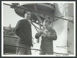 Två flottister ombord på jagaren Klas Horn.