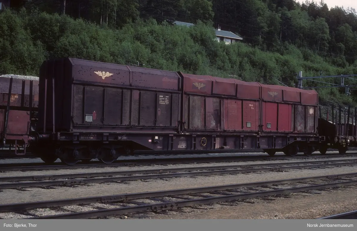 Godsvogn med fliscontainere litra Rps nr. 393 3132-9 på Dombås stasjon