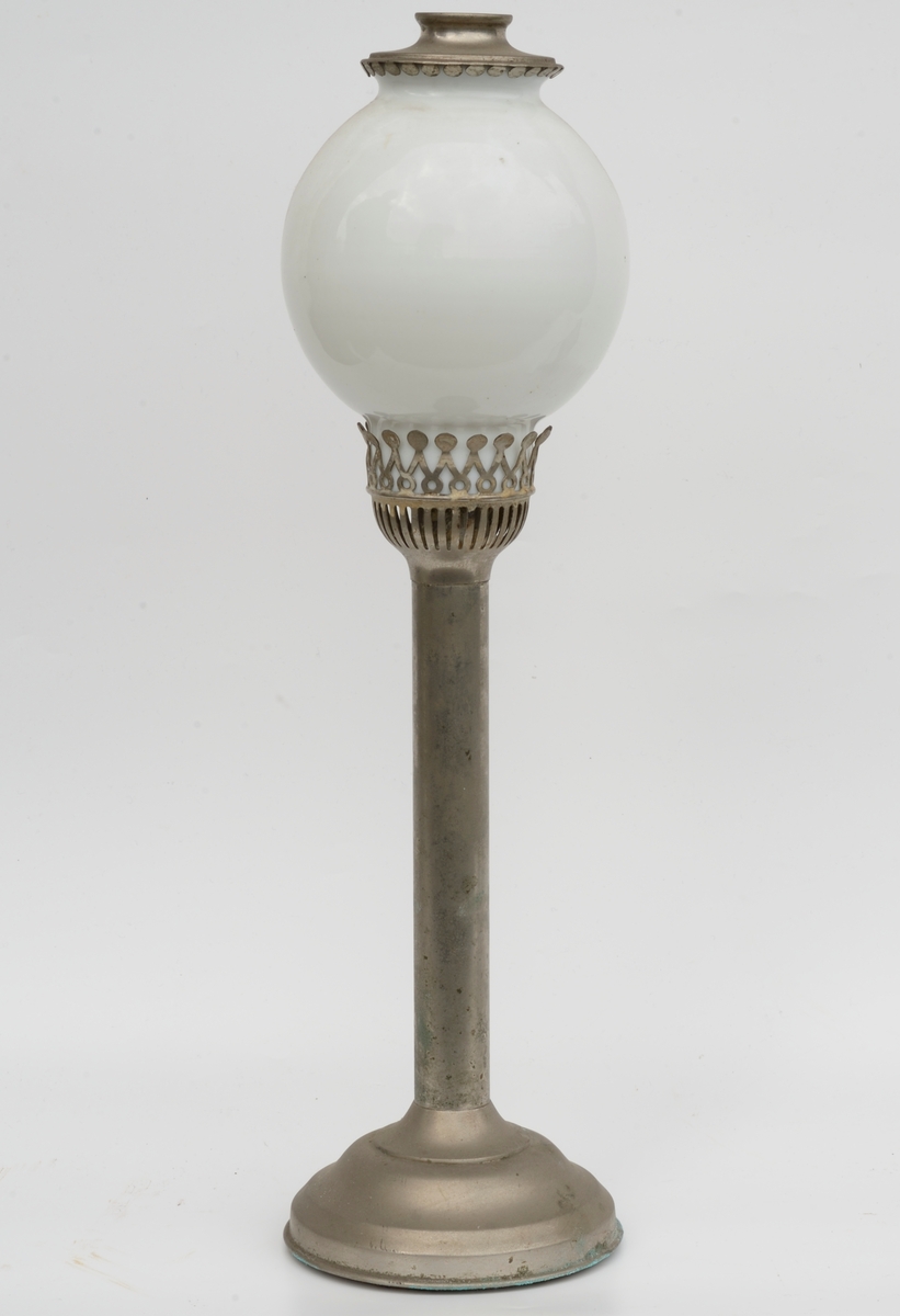 Lampe: sirkelformet tverrsnitt, profilert fotplate, rett stett, utvidet med sprinkelverk, øverst lysholder. 
Kuppel: Sideprofilert,metallkrone med åpning øverst.