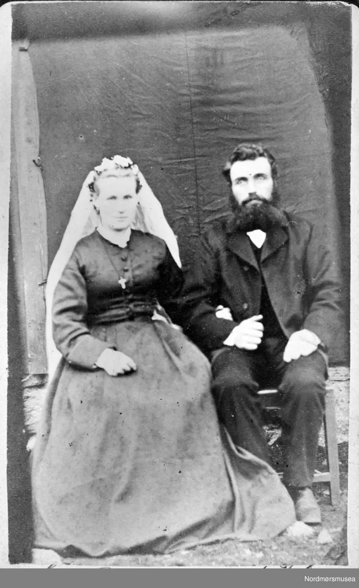Brudebilde av L C Pedersen (brud) og M. Høydalnes ??
Et enkelt-portrett av damen er fra Bergen ca 1870. 
Arkivskaper er trolig Oline Ravnø(?) og inneholder en rekke fotografier i visitkortformat hvor noen få er fra Kristiansund. Albumet ble kjøpt på loppemarked i Oslo, for så gitt i gave til Nordmøre museum av Øystein Ekroll. Nå i Nordmøre museums fotosamlinger.