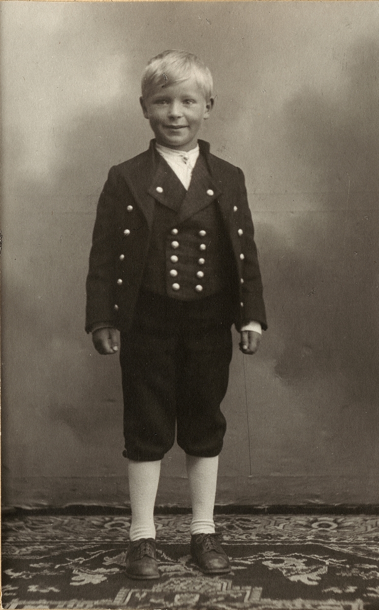 Billedserie med 8 fotografier av Sigrid Undsets sønn Hans Benedict Undset Svarstad som barn, kledd i bunad.